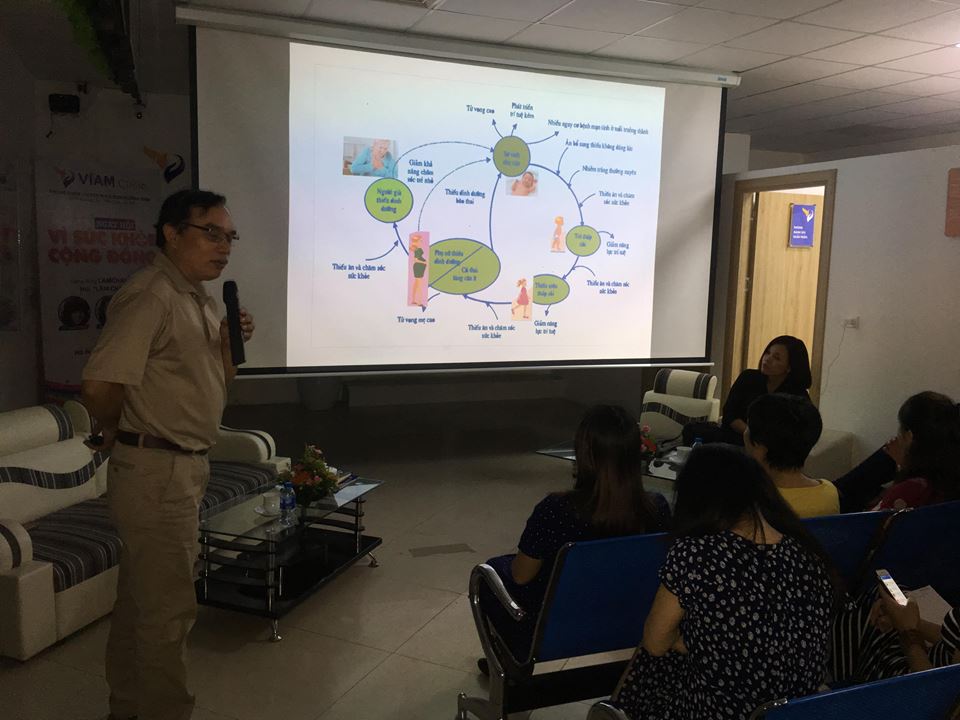 PGS.TS Nguyễn Xuân Ninh chia sẻ tại lớp học