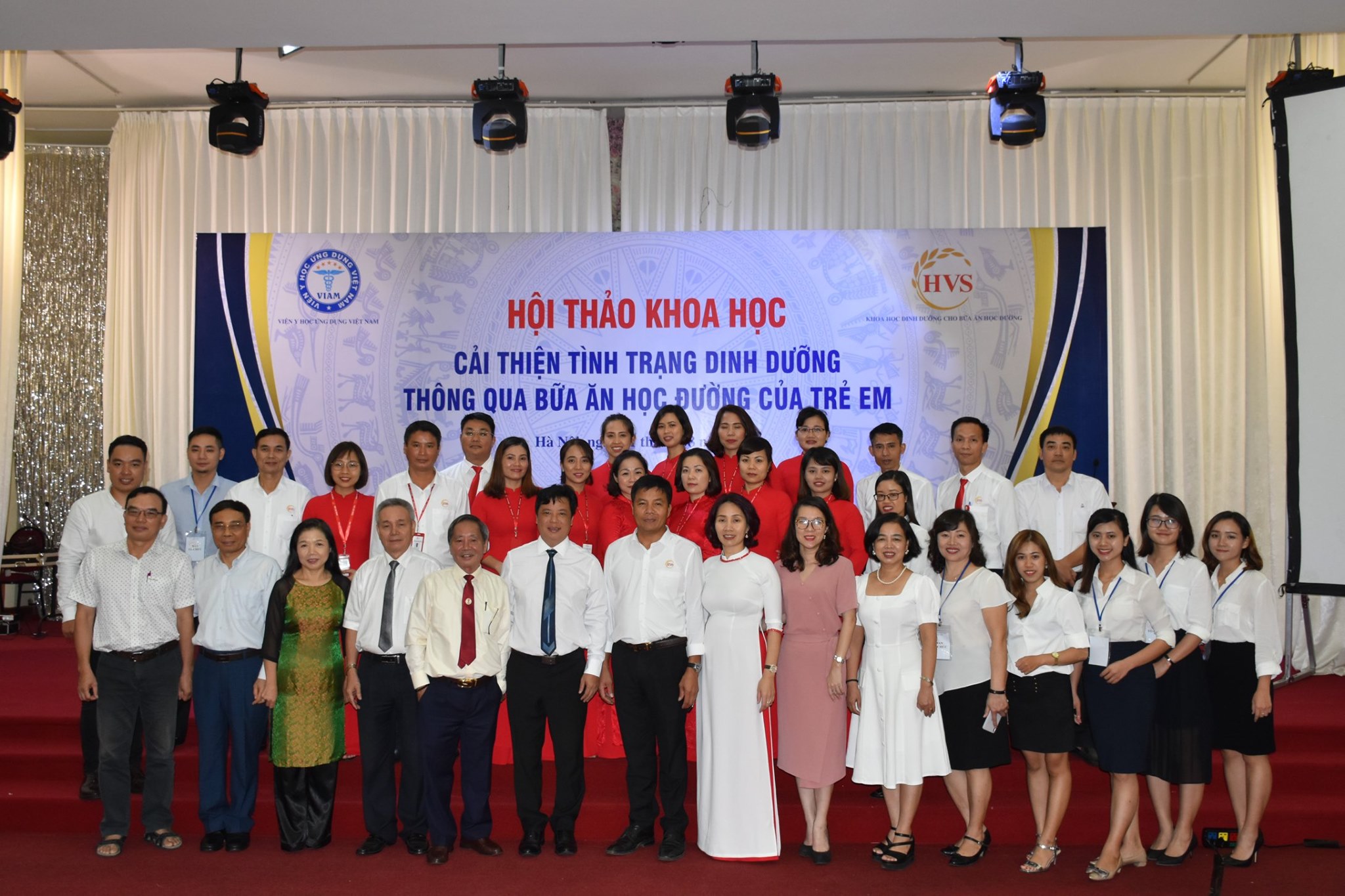 Đại diện Ban Chủ trì, Báo cáo viên, lãnh đạo Viện Y học ứng dụng VN chụp ảnh lưu niệm cùng Công ty TNHH Hương Việt Sinh