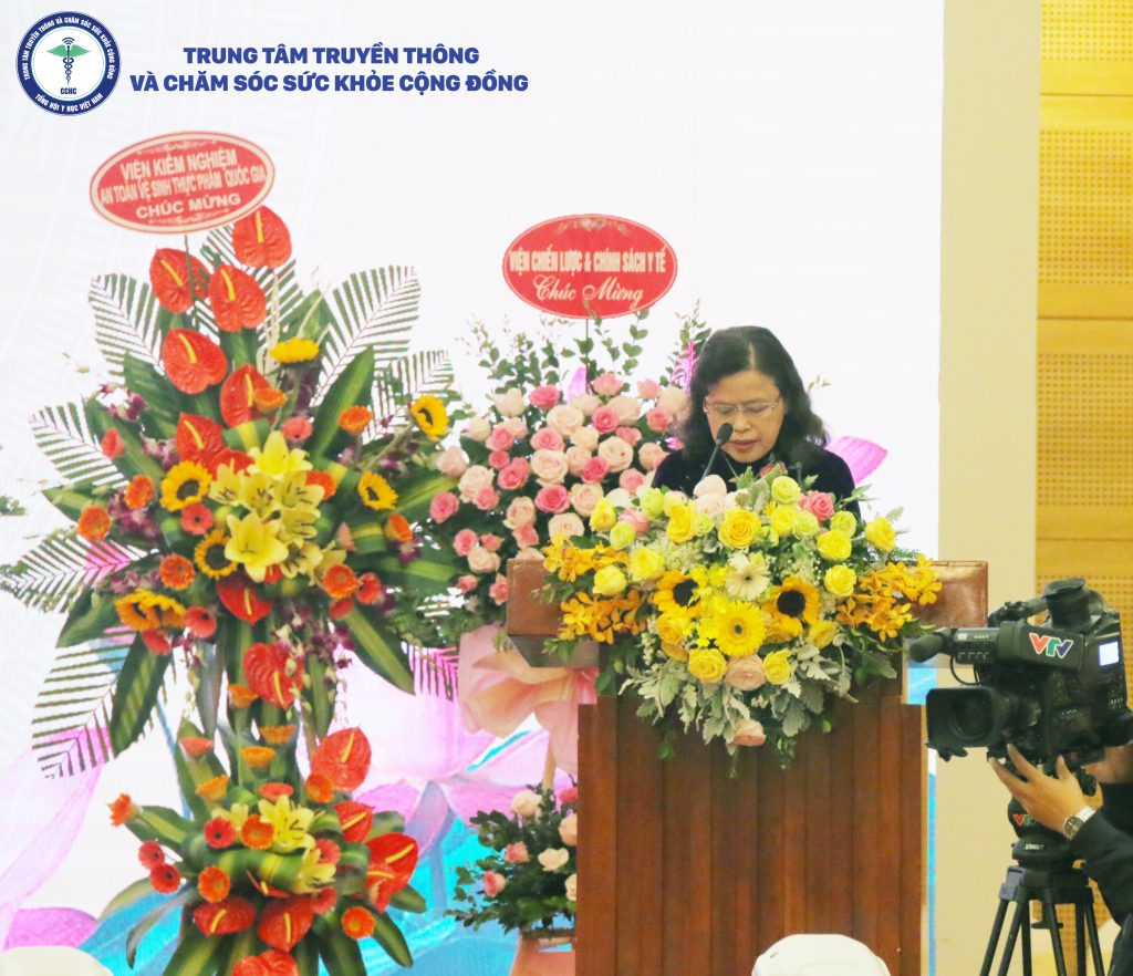 PGS.TS. Nguyễn Thị Xuyên, Chủ tịch Tổng hội Y học Việt Nam phát biểu trong hội nghị