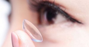 Đeo contact lens (kính áp tròng) khi đi ngủ, lợi hay hại?