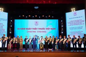 Thủ tướng Nguyễn Xuân Phúc phát biểu tuyên dương đội ngũ Y bác sĩ giữa tâm dịch
