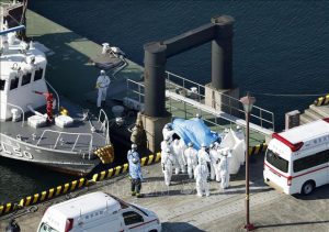 Nhân viên y tế chuyển các bệnh nhân nhiễm virus nCoV từ tàu du lịch "Diamond Princess" lên xe cứu thương tại cảng Yokohama, Nhật Bản ngày 5/2/2020. Ảnh: THX/TTXVN.