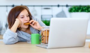 Làm thế nào để không ăn quá nhiều khi làm việc ở nhà?