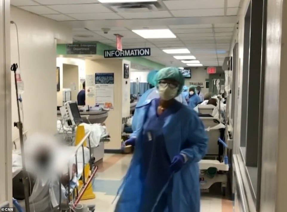 Hình ảnh được ghi lại tại 1 bệnh viện ở New York (Mỹ), bệnh nhân phải nằm ngoài hành lang bệnh viện vì quá tải
