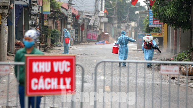 Hà Nội cách ly thôn Hạ Lôi, xã Mê Linh, huyện Mê Linh với 2 ca nhiễm SARS-CoV-2 (ảnh Tiền Phong)