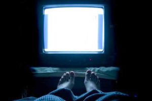 Ngủ trong lúc bật tivi có hại cho sức khỏe không?