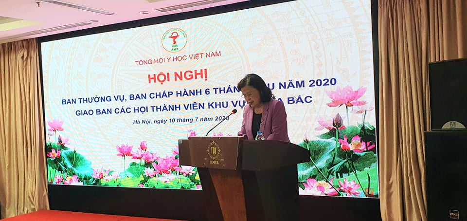 PGS.TS Nguyễn Thị Xuyên – Chủ tịch Tổng hội y học Việt Nam phát biểu tại hội nghị