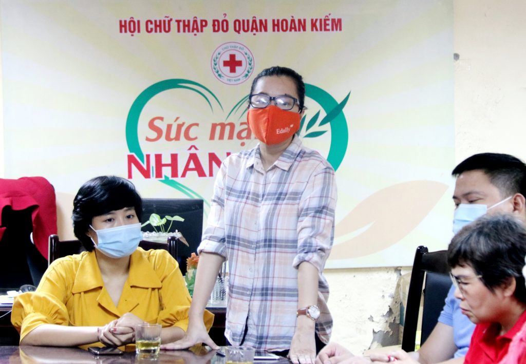 Bà Phạm Hoàng Giang – Giám đốc Trung tâm Truyền thông và Chăm sóc Sức Khỏe Cộng Đồng tham gia buổi phát khẩu trang tại quận Hoàn Kiếm